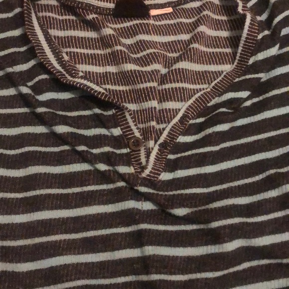 Lightweight pullover with button detail - Picture 4 of 9